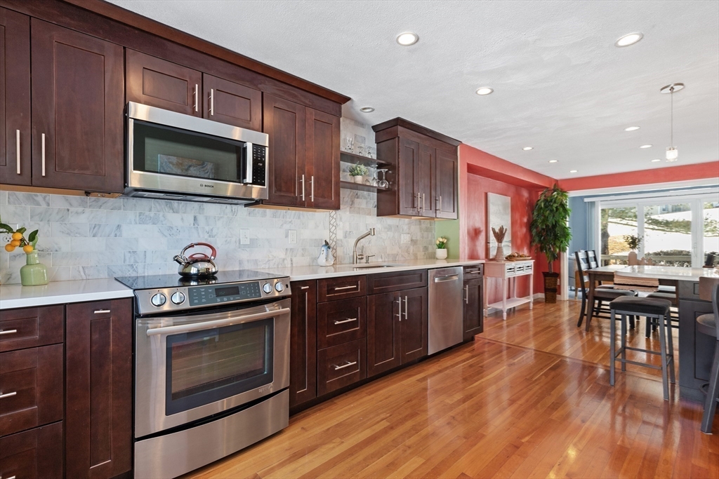 2 Wedge Court, North Reading, Massachusetts, 2 Bedrooms Bedrooms, 7 Rooms Rooms,2.5 BathroomsBathrooms,Residential,For Sale,Wedge Court,73482319