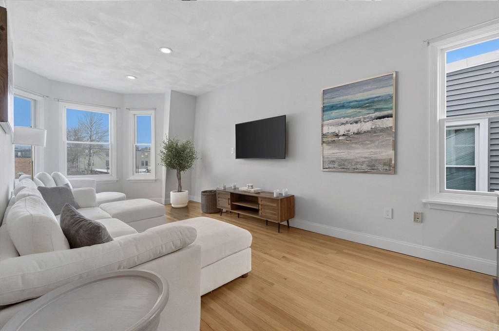 587 E 4th St, Boston, Massachusetts, 2 Bedrooms Bedrooms, 4 Rooms Rooms,2 BathroomsBathrooms,Residential,For Sale,E 4th St,73482415