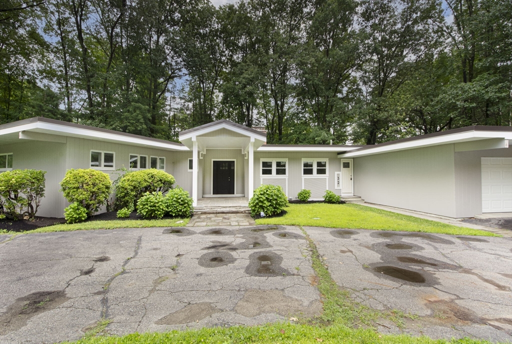 32 Aylesbury Rd, Worcester, Massachusetts, 3 Bedrooms Bedrooms, 6 Rooms Rooms,3 BathroomsBathrooms,Residential,For Sale,Aylesbury Rd,73409137