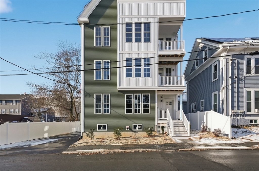 8 Vine Street, Haverhill, Massachusetts, 1 Bedroom Bedrooms, 5 Rooms Rooms,1 BathroomBathrooms,Residential,For Sale,Vine Street,73468737