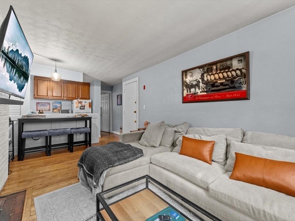 11 Myrtle St, Boston, Massachusetts, 1 Bedroom Bedrooms, 3 Rooms Rooms,1 BathroomBathrooms,Residential,For Sale,Myrtle St,73482800