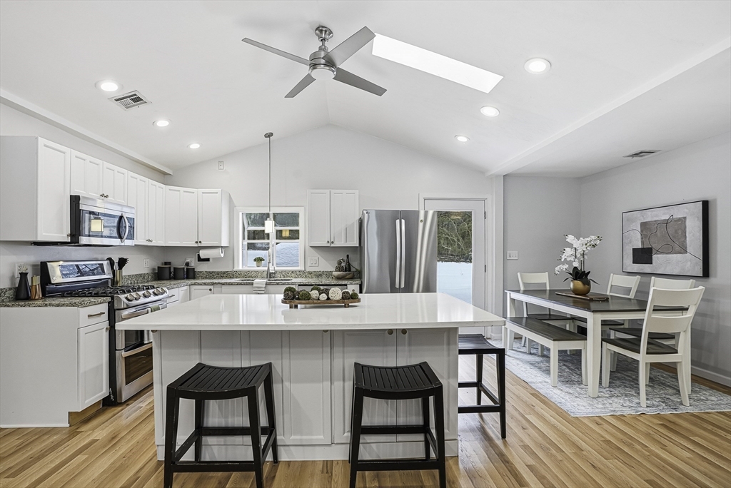 128 Clinton St, Hopkinton, Massachusetts, 3 Bedrooms Bedrooms, 6 Rooms Rooms,2 BathroomsBathrooms,Residential,For Sale,Clinton St,73482871