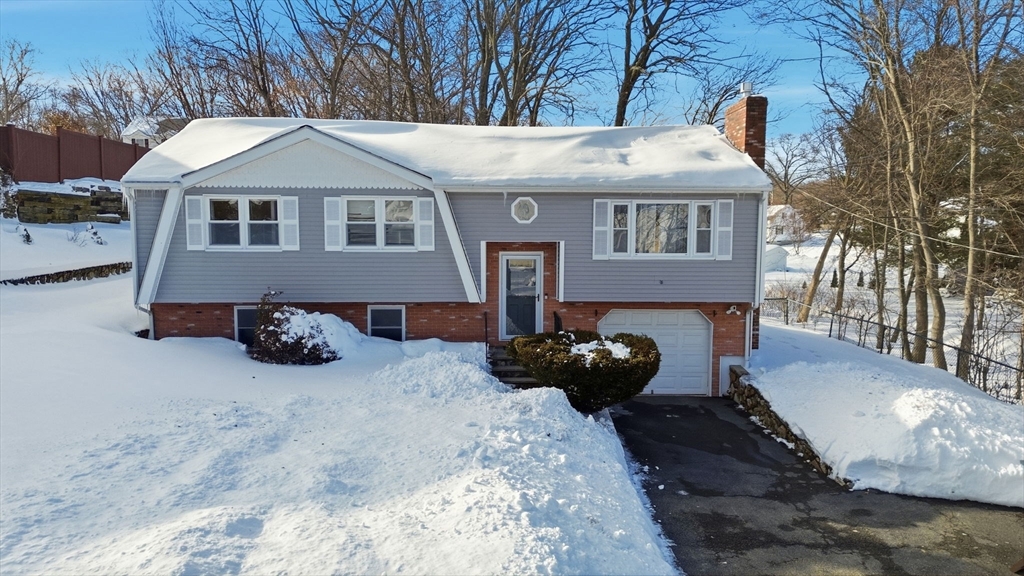 31 Tremont St, Woburn, Massachusetts, 4 Bedrooms Bedrooms, 9 Rooms Rooms,1.5 BathroomsBathrooms,Residential,For Sale,Tremont St,73482543