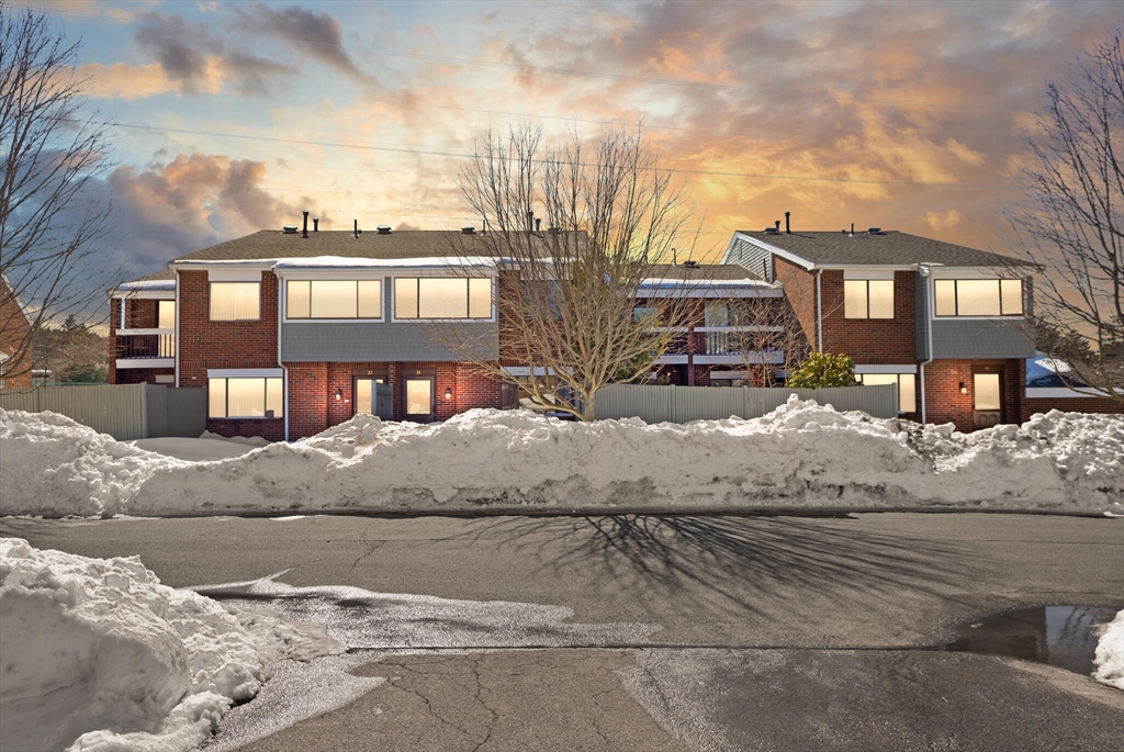 34 Rosewood Dr, Stoughton, Massachusetts, 2 Bedrooms Bedrooms, 6 Rooms Rooms,1.5 BathroomsBathrooms,Residential,For Sale,Rosewood Dr,73482659