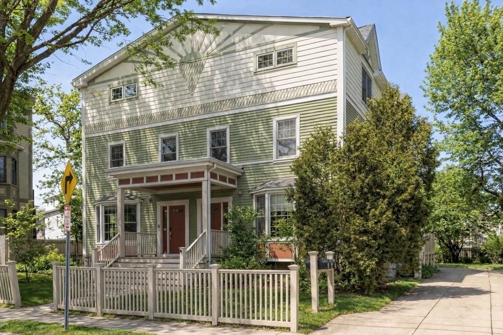 39 Oak St, Somerville, Massachusetts, 3 Bedrooms Bedrooms, 7 Rooms Rooms,2.5 BathroomsBathrooms,Residential,For Sale,Oak St,73482830