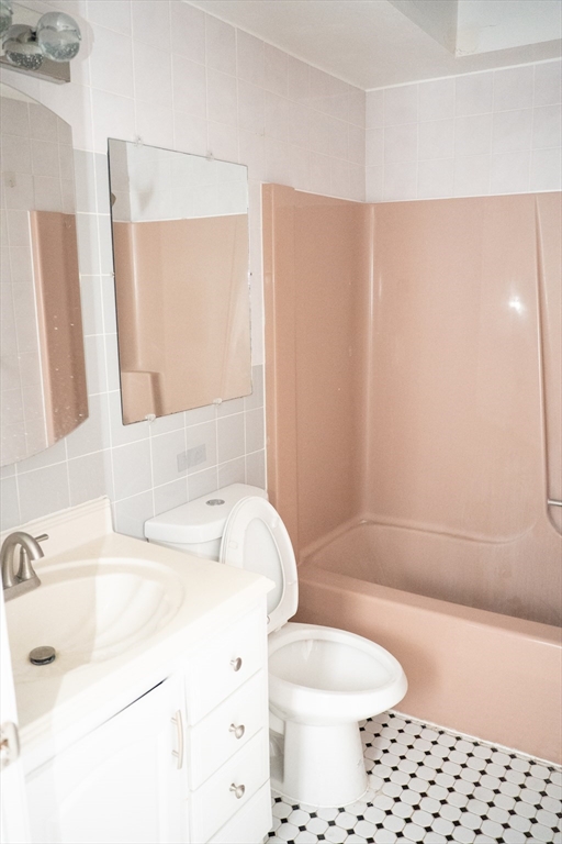 9 Wrentham St, Boston, Massachusetts, 2 Bedrooms Bedrooms, 4 Rooms Rooms,1.5 BathroomsBathrooms,Residential,For Sale,Wrentham St,73482891