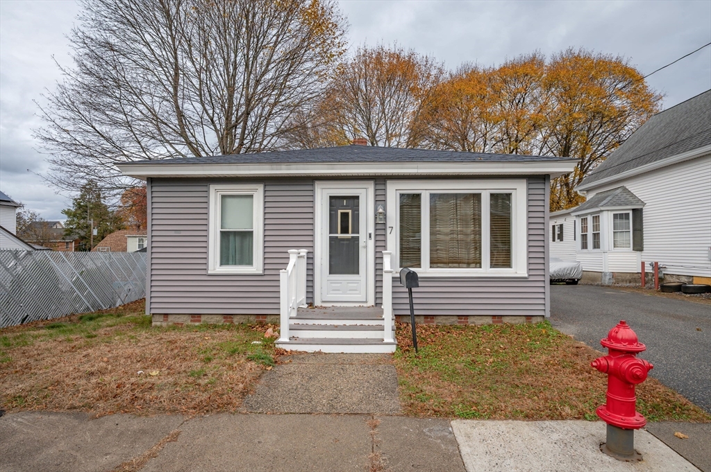 7 Field Ave, Methuen, Massachusetts, 3 Bedrooms Bedrooms, 5 Rooms Rooms,1 BathroomBathrooms,Residential,For Sale,Field Ave,73482991