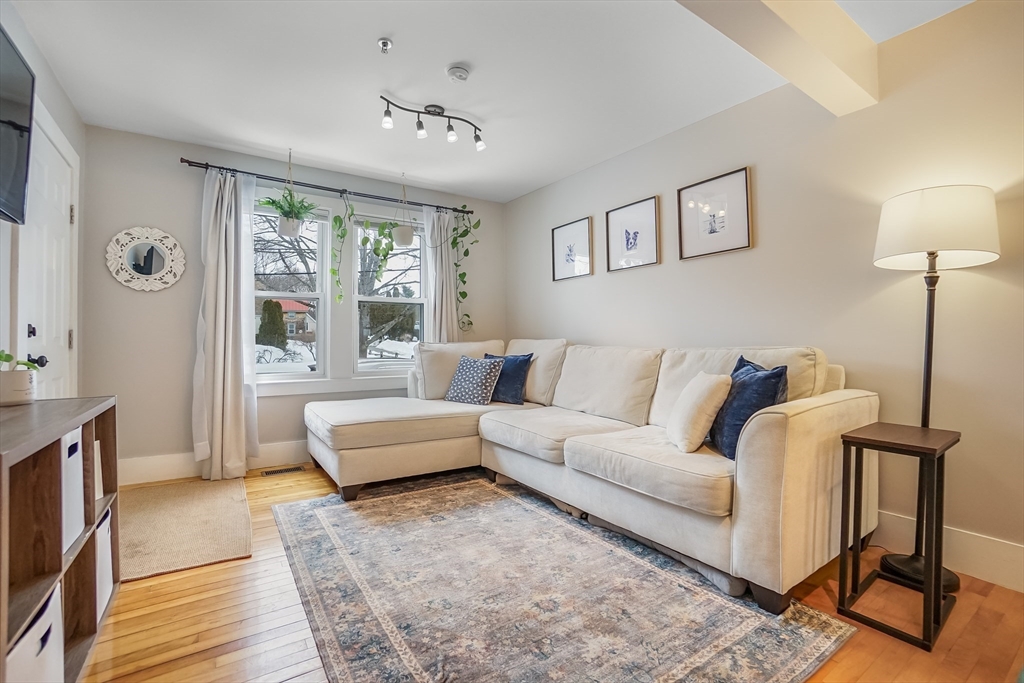 5 Russell St., Amesbury, Massachusetts, 2 Bedrooms Bedrooms, 4 Rooms Rooms,1 BathroomBathrooms,Residential,For Sale,Russell St.,73483177