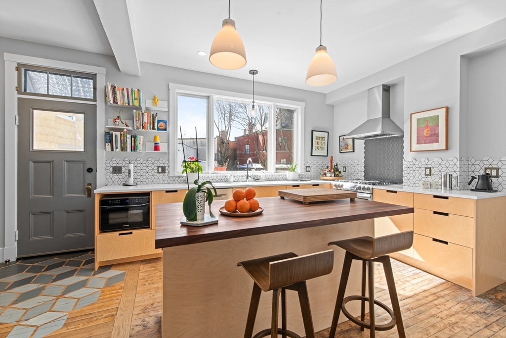 10 Sanborn Ave, Somerville, Massachusetts, 3 Bedrooms Bedrooms, 6 Rooms Rooms,1.5 BathroomsBathrooms,Residential,For Sale,Sanborn Ave,73483148