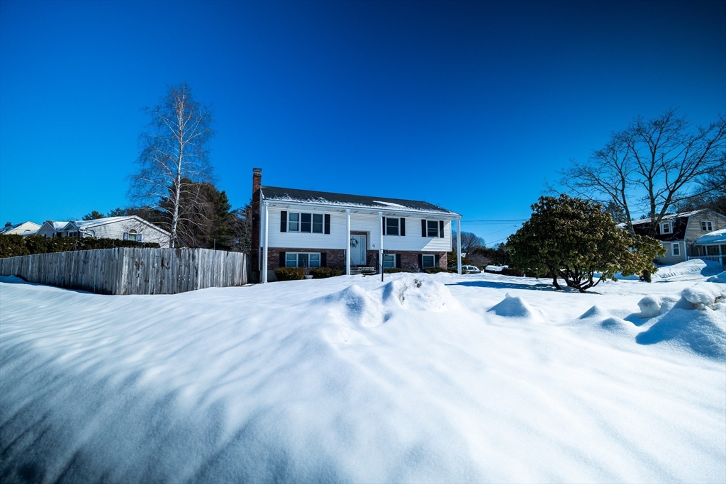 12 Stewart Ln, Beverly, Massachusetts, 3 Bedrooms Bedrooms, 6 Rooms Rooms,2 BathroomsBathrooms,Residential,For Sale,Stewart Ln,73483185