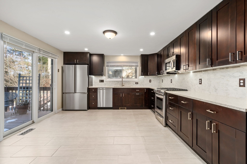 93 Spyglass Hill Drive, Ashland, Massachusetts, 2 Bedrooms Bedrooms, 5 Rooms Rooms,2.5 BathroomsBathrooms,Residential Lease,For Rent,Spyglass Hill Drive,73483202