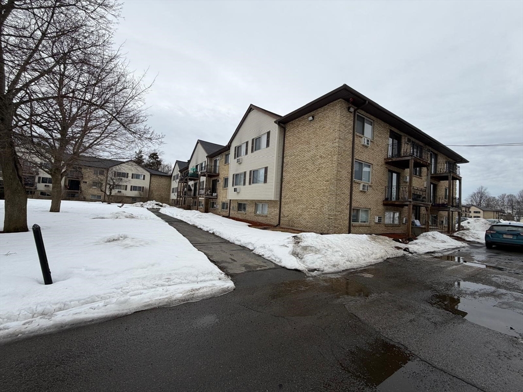 351 Pawtucket Blvd, Lowell, Massachusetts, 2 Bedrooms Bedrooms, 4 Rooms Rooms,1 BathroomBathrooms,Residential,For Sale,Pawtucket Blvd,73483183