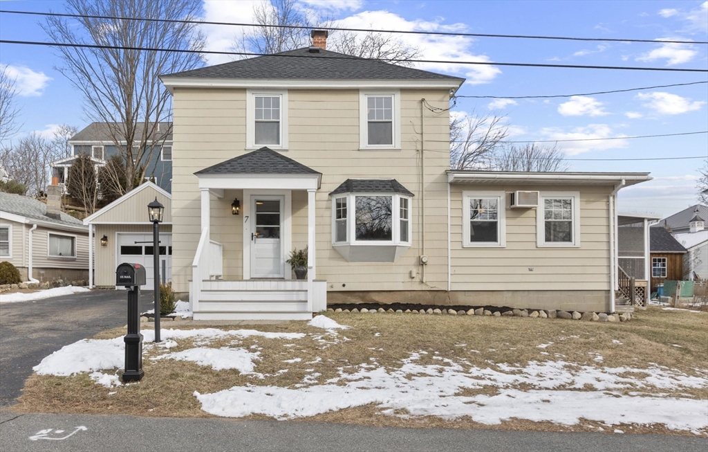 7 Hoyt Ave, Amesbury, Massachusetts, 3 Bedrooms Bedrooms, 6 Rooms Rooms,2 BathroomsBathrooms,Residential,For Sale,Hoyt Ave,73483002