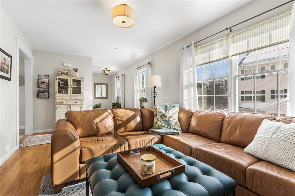 252 Albion Street, Wakefield, Massachusetts, 2 Bedrooms Bedrooms, 6 Rooms Rooms,1.5 BathroomsBathrooms,Residential,For Sale,Albion Street,73472331