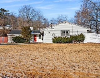 143 Winona Street, Peabody, Massachusetts, 3 Bedrooms Bedrooms, 7 Rooms Rooms,2.5 BathroomsBathrooms,Residential,For Sale,Winona Street,73459937