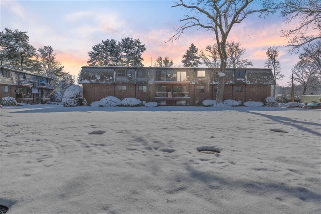 42 Main St, North Reading, Massachusetts, 2 Bedrooms Bedrooms, 4 Rooms Rooms,1 BathroomBathrooms,Residential,For Sale,Main St,73470070