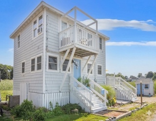 3 Bayview Street, Hull, Massachusetts, 3 Bedrooms Bedrooms, 5 Rooms Rooms,1.5 BathroomsBathrooms,Residential,For Sale,Bayview Street,73483313