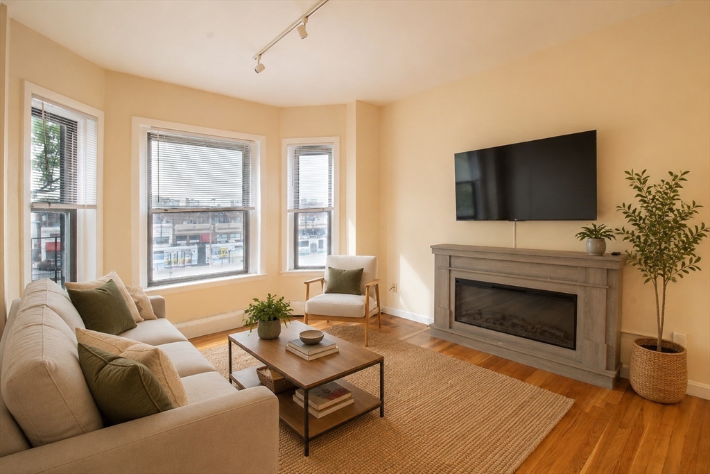 1238 Commonwealth Ave, Boston, Massachusetts, 2 Bedrooms Bedrooms, 5 Rooms Rooms,1 BathroomBathrooms,Residential Lease,For Rent,Commonwealth Ave,73483339