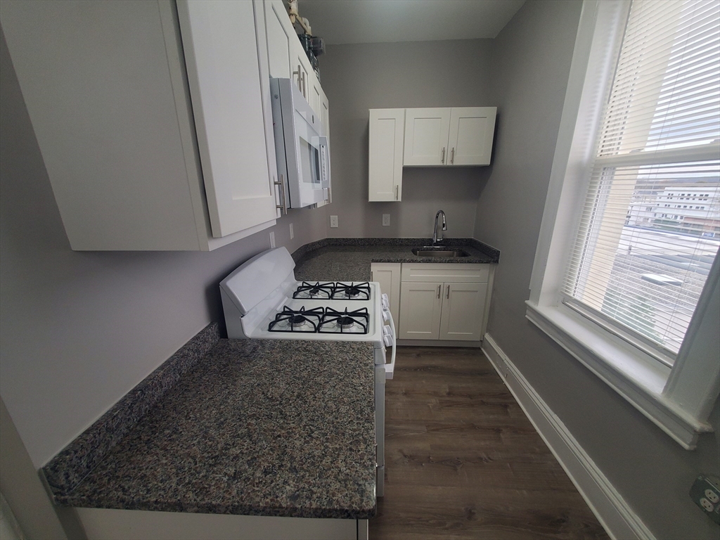 738 Washington Street, Norwood, Massachusetts, 1 Bedroom Bedrooms, 3 Rooms Rooms,1 BathroomBathrooms,Residential Lease,For Rent,Washington Street,73452586
