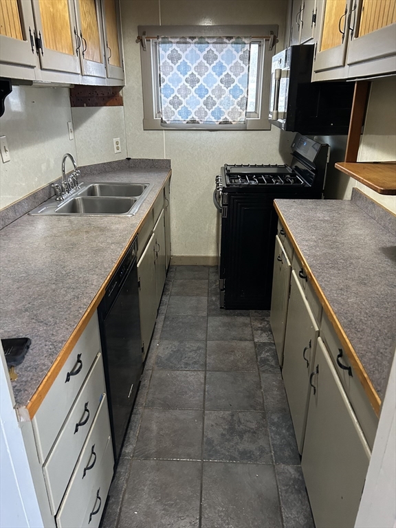 46 Hambly, Fall River, Massachusetts, 3 Bedrooms Bedrooms, 7 Rooms Rooms,1 BathroomBathrooms,Residential Lease,For Rent,Hambly,73483377