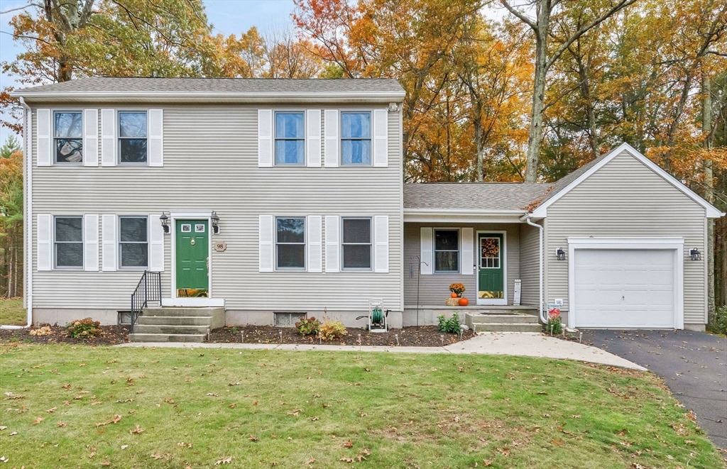 98 Fox Woods Dr, Springfield, Massachusetts, 4 Bedrooms Bedrooms, 8 Rooms Rooms,2.5 BathroomsBathrooms,Residential,For Sale,Fox Woods Dr,73448017