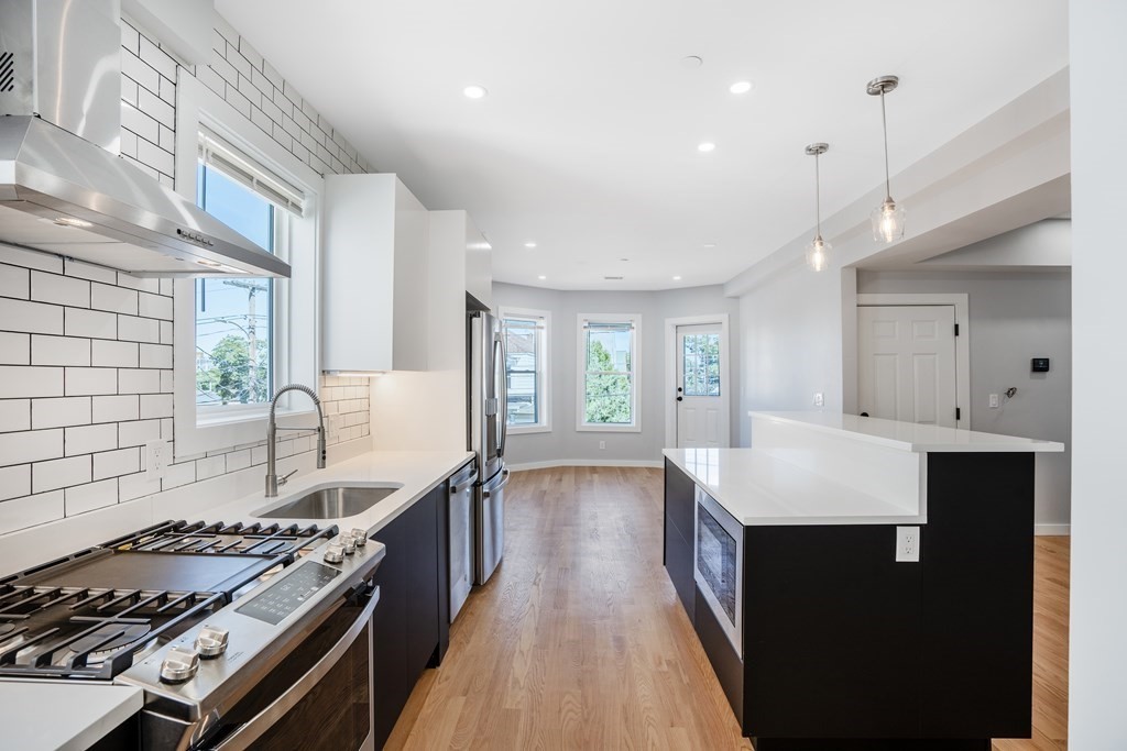 27 Linden, Boston, Massachusetts, 4 Bedrooms Bedrooms, 10 Rooms Rooms,3 BathroomsBathrooms,Residential Lease,For Rent,Linden,73481585