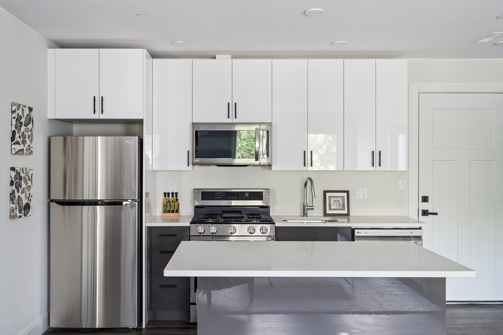 317 Belgrade Ave, Boston, Massachusetts, 2 Bedrooms Bedrooms, 4 Rooms Rooms,2 BathroomsBathrooms,Residential Lease,For Rent,Belgrade Ave,73481608