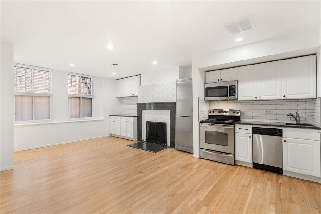 103 Marlborough St, Boston, Massachusetts, 1 Bedroom Bedrooms, 3 Rooms Rooms,1 BathroomBathrooms,Residential Lease,For Rent,Marlborough St,73481664