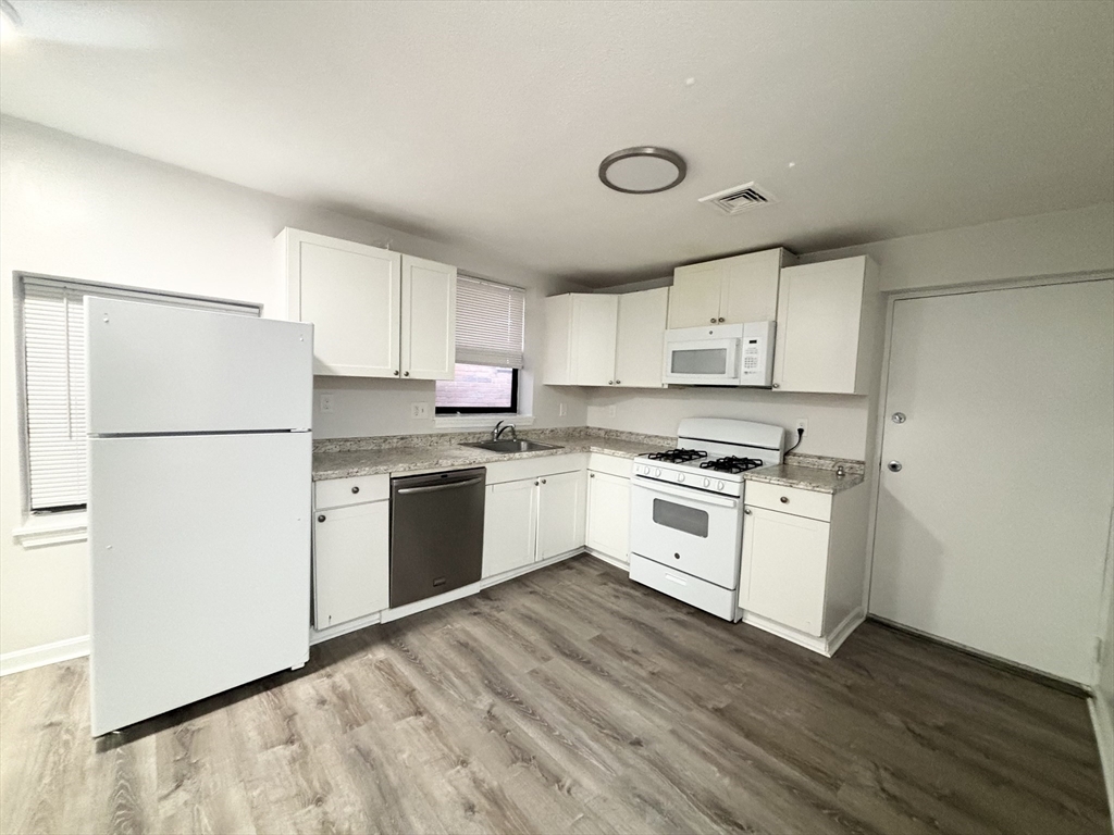 94 Eastern Ave, Malden, Massachusetts, 1 Bedroom Bedrooms, 3 Rooms Rooms,1 BathroomBathrooms,Residential Lease,For Rent,Eastern Ave,73483490