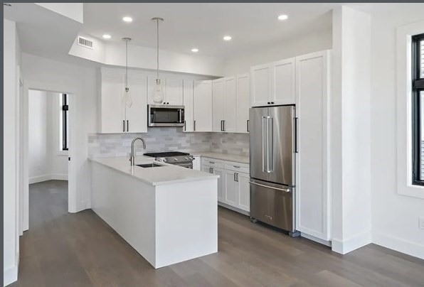 103 Washington, Somerville, Massachusetts, 2 Bedrooms Bedrooms, 3 Rooms Rooms,1 BathroomBathrooms,Residential Lease,For Rent,Washington,73483510