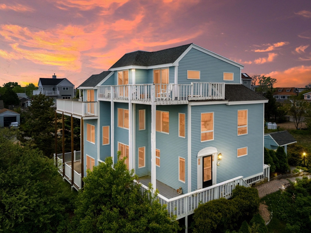 10 61st St, Newburyport, Massachusetts, 3 Bedrooms Bedrooms, 8 Rooms Rooms,2.5 BathroomsBathrooms,Residential,For Sale,61st St,73460652