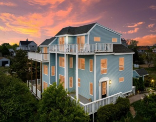 10 61st St, Newburyport, Massachusetts, 3 Bedrooms Bedrooms, 8 Rooms Rooms,2.5 BathroomsBathrooms,Residential,For Sale,61st St,73460652