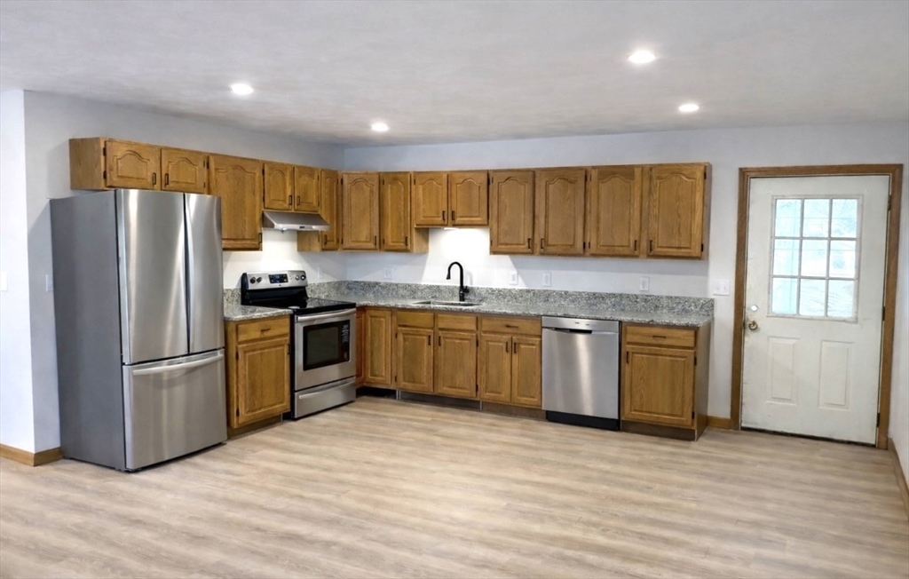 28 South Ave, Attleboro, Massachusetts, 2 Bedrooms Bedrooms, 4 Rooms Rooms,1 BathroomBathrooms,Residential Lease,For Rent,South Ave,73483620