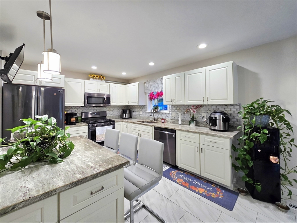 457 Granite St, Worcester, Massachusetts, 3 Bedrooms Bedrooms, 7 Rooms Rooms,2 BathroomsBathrooms,Residential,For Sale,Granite St,73483733