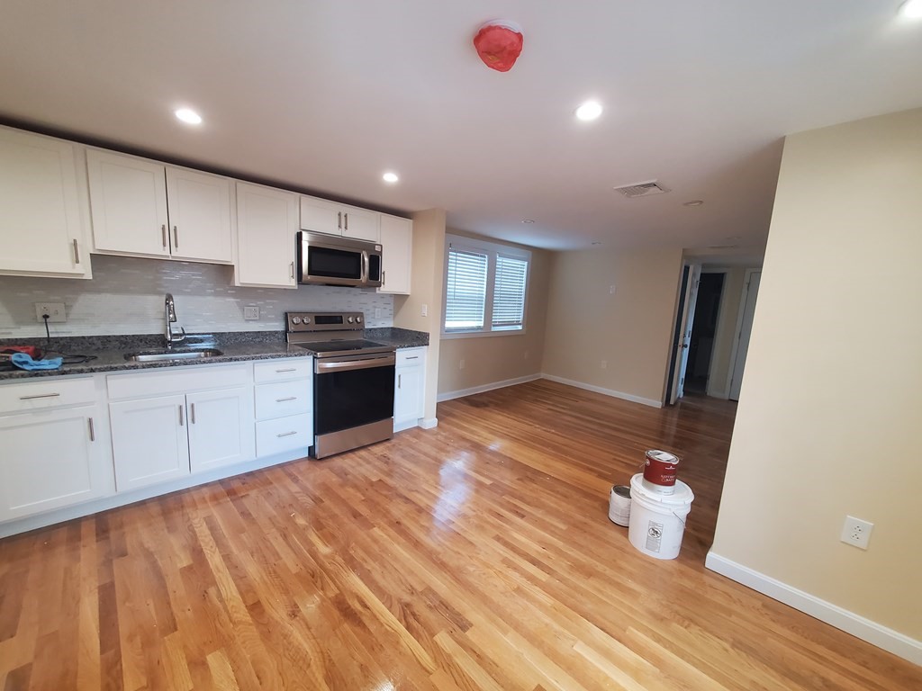 9 Oxford St, Lynn, Massachusetts, 2 Bedrooms Bedrooms, 4 Rooms Rooms,2 BathroomsBathrooms,Residential Lease,For Rent,Oxford St,73483743