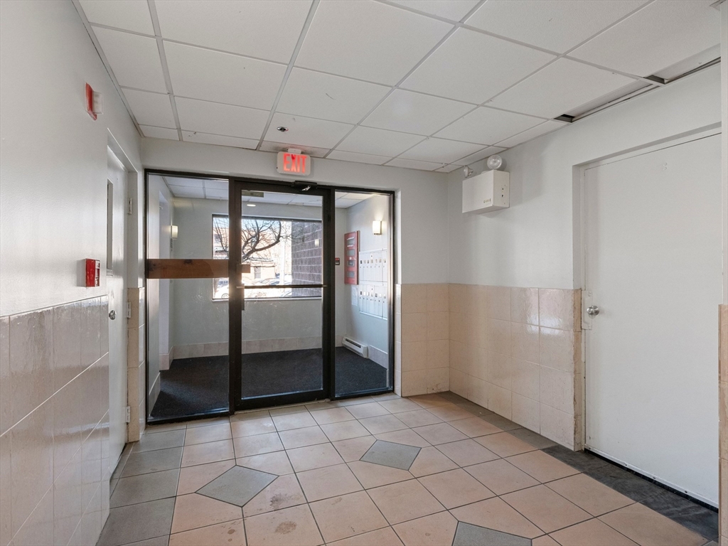 64 Foster St, Peabody, Massachusetts, 1 Bedroom Bedrooms, 4 Rooms Rooms,1 BathroomBathrooms,Residential,For Sale,Foster St,73483632