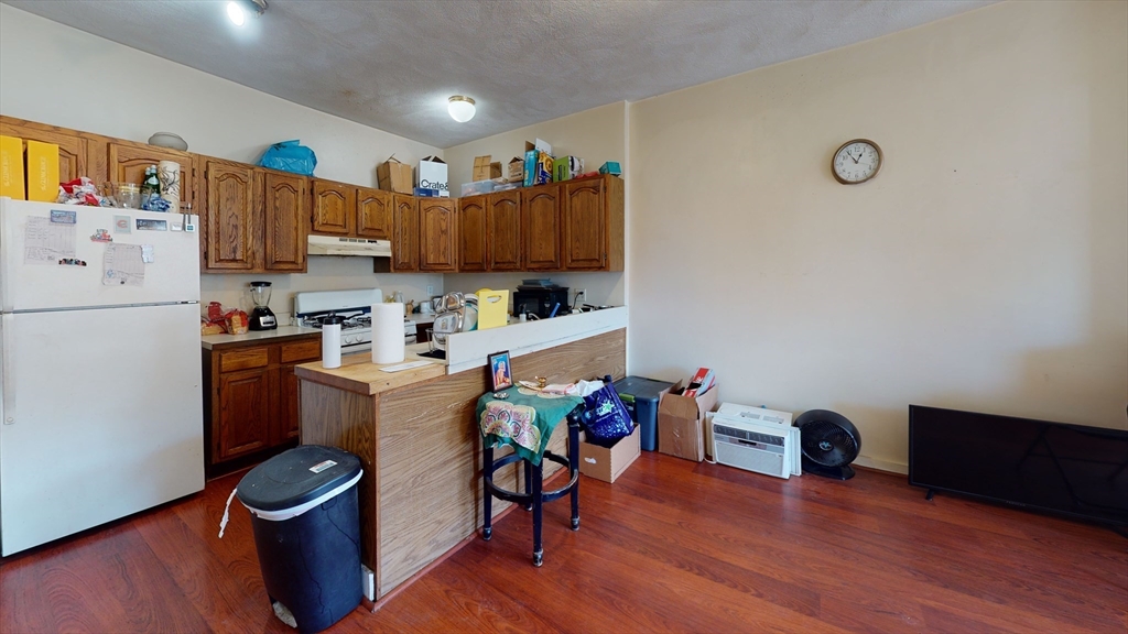 18 South Huntington Ave, Boston, Massachusetts, 3 Bedrooms Bedrooms, 4 Rooms Rooms,1 BathroomBathrooms,Residential Lease,For Rent,South Huntington Ave,73483641