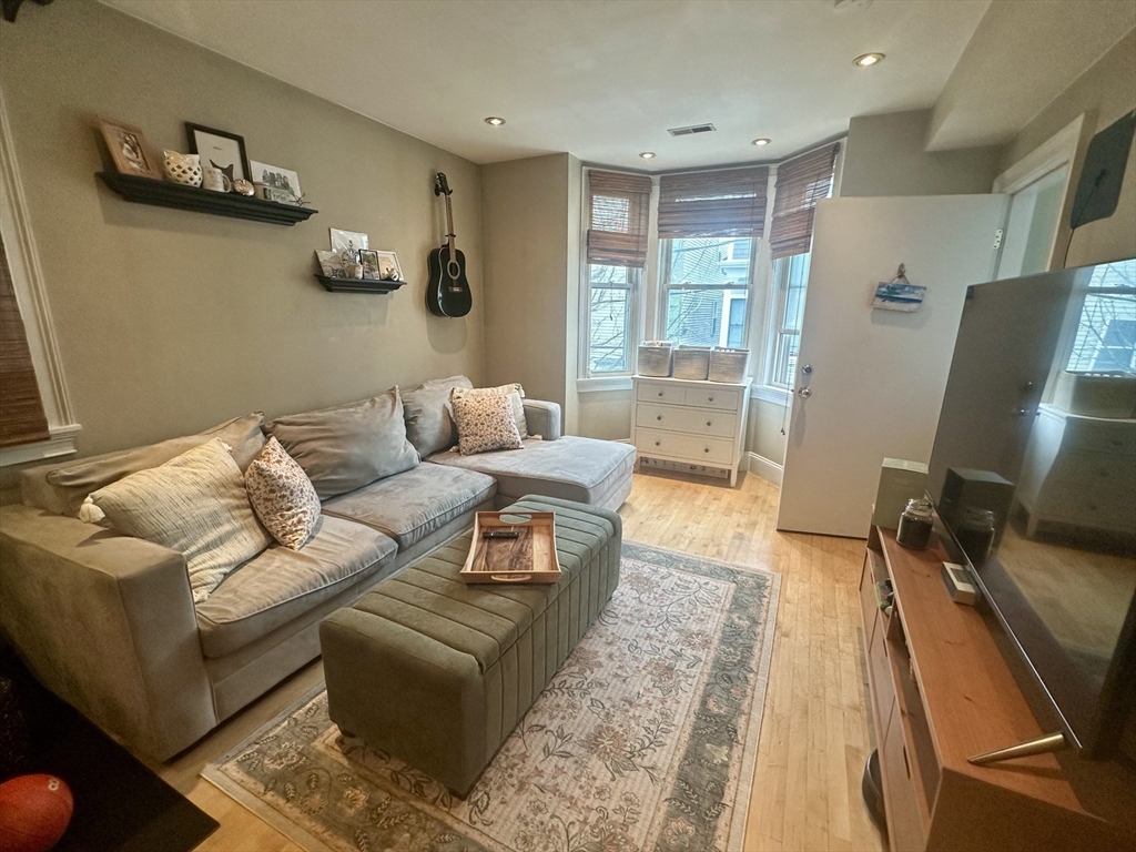 14 Mercer Street, Boston, Massachusetts, 1 Bedroom Bedrooms, 3 Rooms Rooms,1 BathroomBathrooms,Residential Lease,For Rent,Mercer Street,73483695