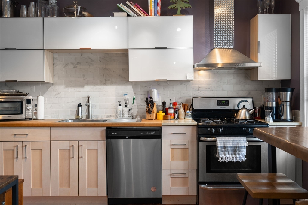 61 Cummins Hwy, Boston, Massachusetts, 3 Bedrooms Bedrooms, 6 Rooms Rooms,1.5 BathroomsBathrooms,Residential Lease,For Rent,Cummins Hwy,73483773