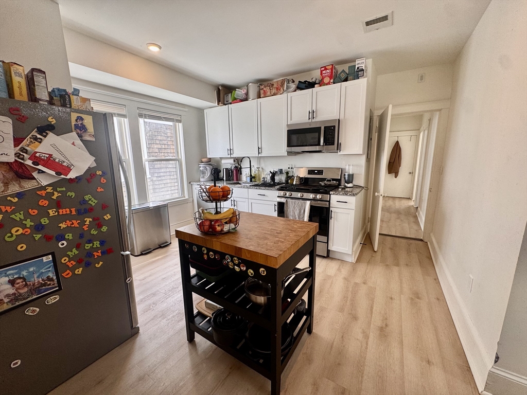 127 Eliot St, Brookline, Massachusetts, 3 Bedrooms Bedrooms, 5 Rooms Rooms,1.5 BathroomsBathrooms,Residential Lease,For Rent,Eliot St,73483782