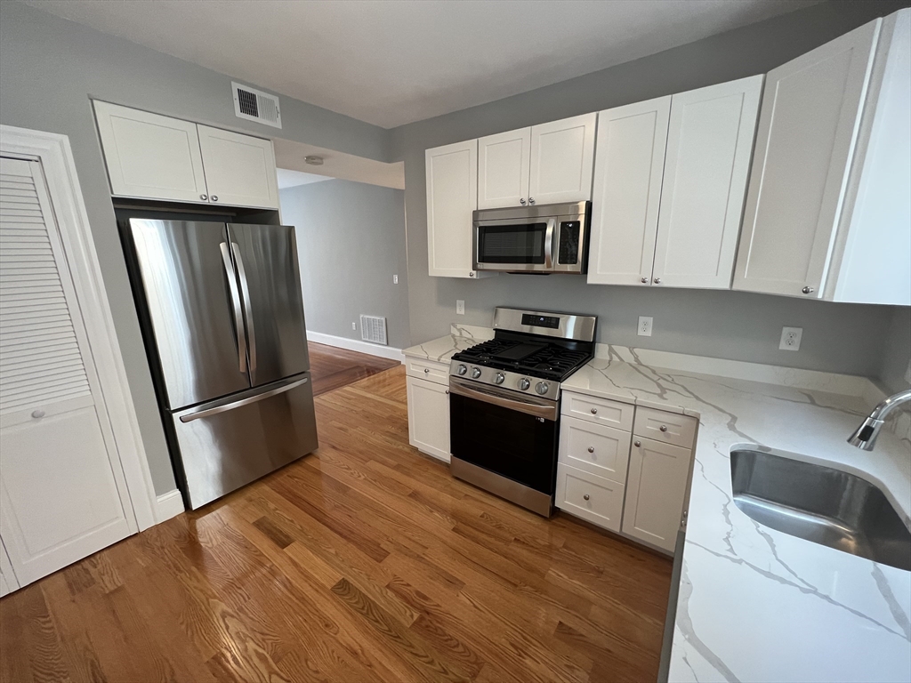 33 Hancock St, Somerville, Massachusetts, 4 Bedrooms Bedrooms, 6 Rooms Rooms,2 BathroomsBathrooms,Residential Lease,For Rent,Hancock St,73482013