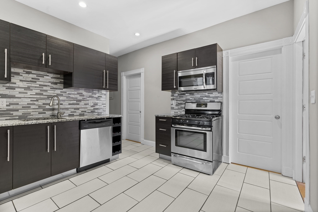 35 Harbor View Street, Boston, Massachusetts, 4 Bedrooms Bedrooms, 8 Rooms Rooms,1.5 BathroomsBathrooms,Residential Lease,For Rent,Harbor View Street,73482036