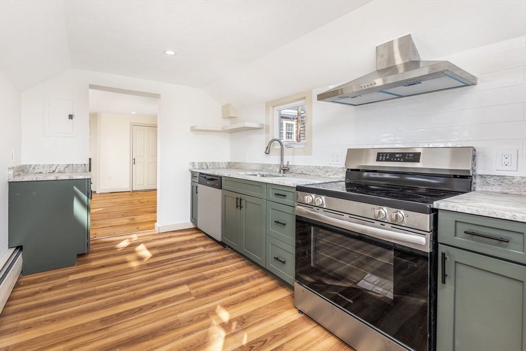 108 Washington Street, Marblehead, Massachusetts, 2 Bedrooms Bedrooms, 5 Rooms Rooms,1 BathroomBathrooms,Residential Lease,For Rent,Washington Street,73482092