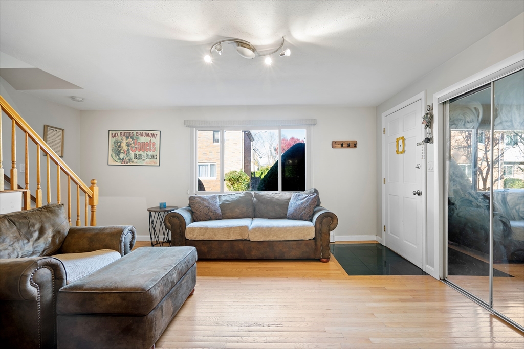 41 Bishop Dr, Framingham, Massachusetts, 2 Bedrooms Bedrooms, 5 Rooms Rooms,1 BathroomBathrooms,Residential Lease,For Rent,Bishop Dr,73482061