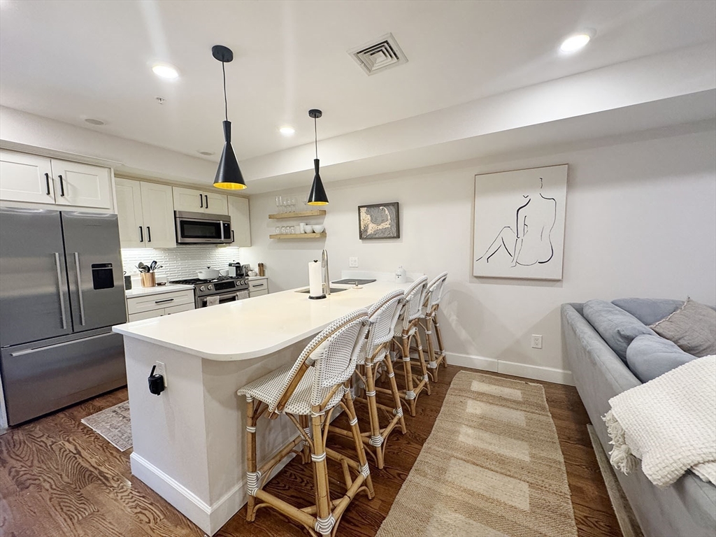 276 Sumner Street, Boston, Massachusetts, 2 Bedrooms Bedrooms, 5 Rooms Rooms,2 BathroomsBathrooms,Residential Lease,For Rent,Sumner Street,73481859