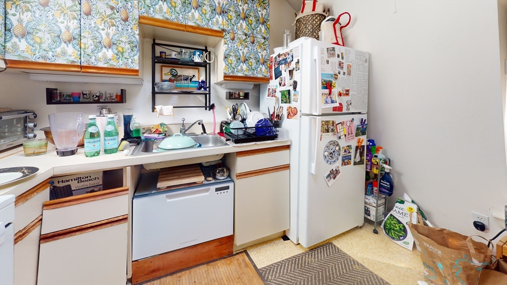 12 Lyman St, Waltham, Massachusetts, 2 Bedrooms Bedrooms, 4 Rooms Rooms,1 BathroomBathrooms,Residential Lease,For Rent,Lyman St,73481782