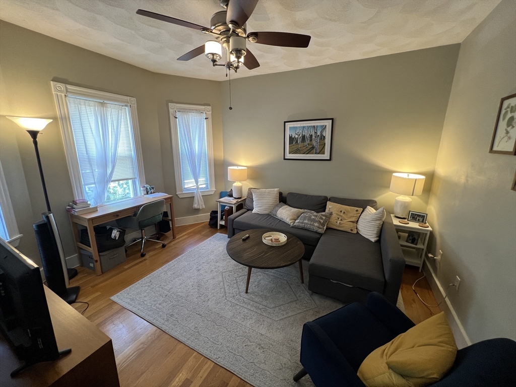 24 Ellington Rd, Somerville, Massachusetts, 2 Bedrooms Bedrooms, 4 Rooms Rooms,1 BathroomBathrooms,Residential Lease,For Rent,Ellington Rd,73482012