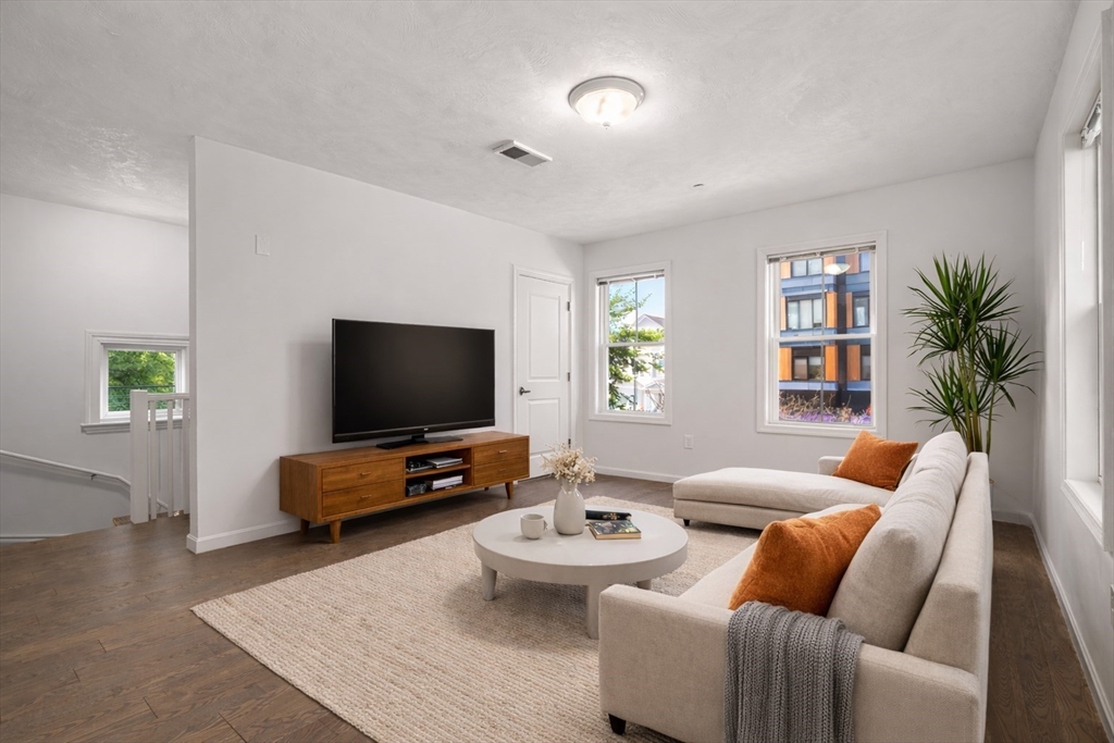 599 Broadway, Everett, Massachusetts, 1 Bedroom Bedrooms, 2 Rooms Rooms,1 BathroomBathrooms,Residential Lease,For Rent,Broadway,73483890