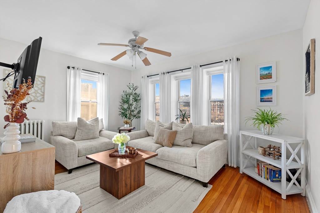 1666 Commonwealth Ave, Boston, Massachusetts, 1 Bedroom Bedrooms, 5 Rooms Rooms,1 BathroomBathrooms,Residential Lease,For Rent,Commonwealth Ave,73482446