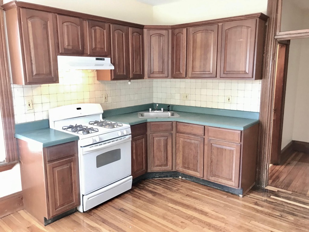 336 Centre Street, Boston, Massachusetts, 4 Bedrooms Bedrooms, 7 Rooms Rooms,1 BathroomBathrooms,Residential Lease,For Rent,Centre Street,73464732